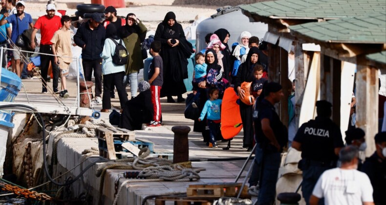 Lampedusa’ya göçmen akını: İtalyan adasına son 48 saatte ulaşanların sayısı