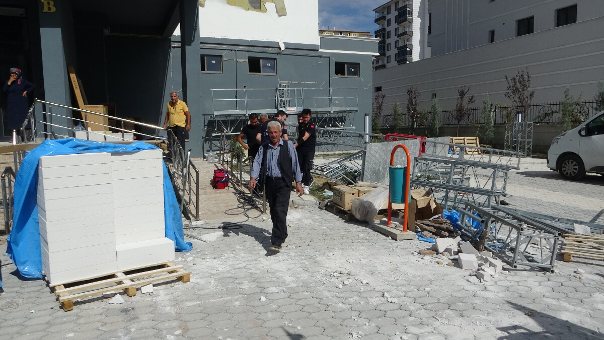 Malatya’da 2 işçi iskele çökmesinde yaralandı