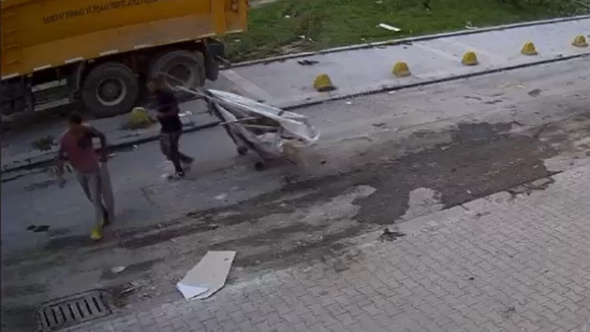 Malatya’da aynı rögar kapağı 2 kez çalındı! O anlar kameralara yansıdı