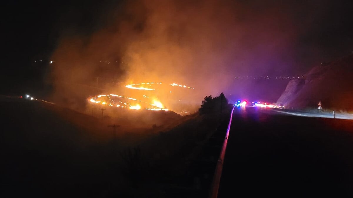 Malatya’da orman yangını, yerleşim yerlerine ulaştı