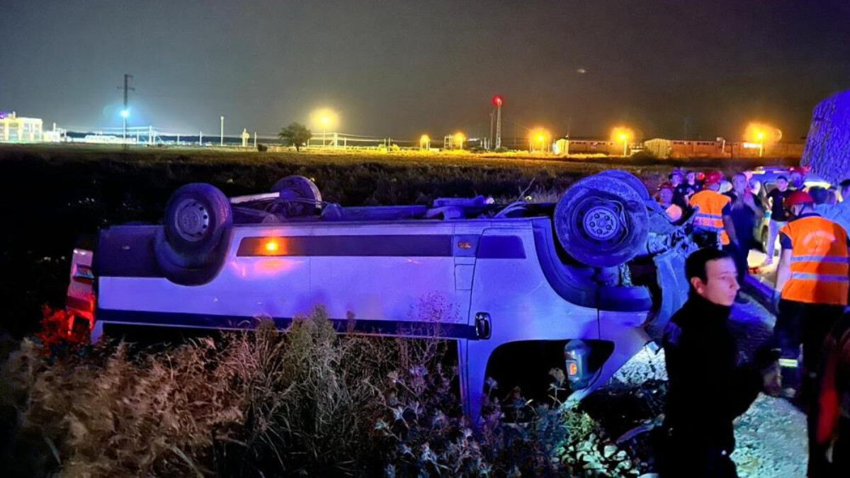 Manisa’da işçi servisi tarlaya uçtu: 12 yaralı