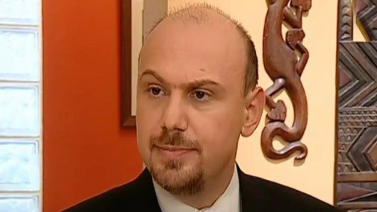 Mehmet Auf’un Şaşırtıcı İmaj Değişikliği: Dekolte Kafa Selçuk Artık Tanınmaz Bir Halde!