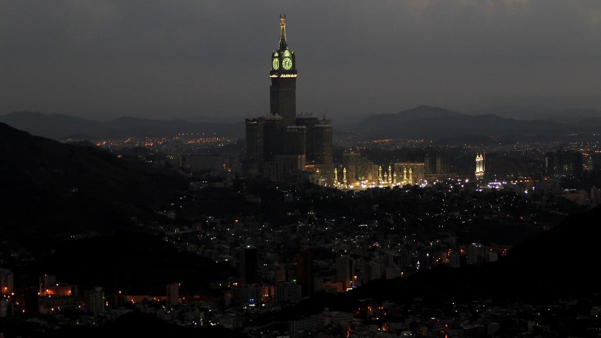 Mekke’deki Kraliyet Saat Kulesi’ne yıldırım düştüğü anlar kamerada