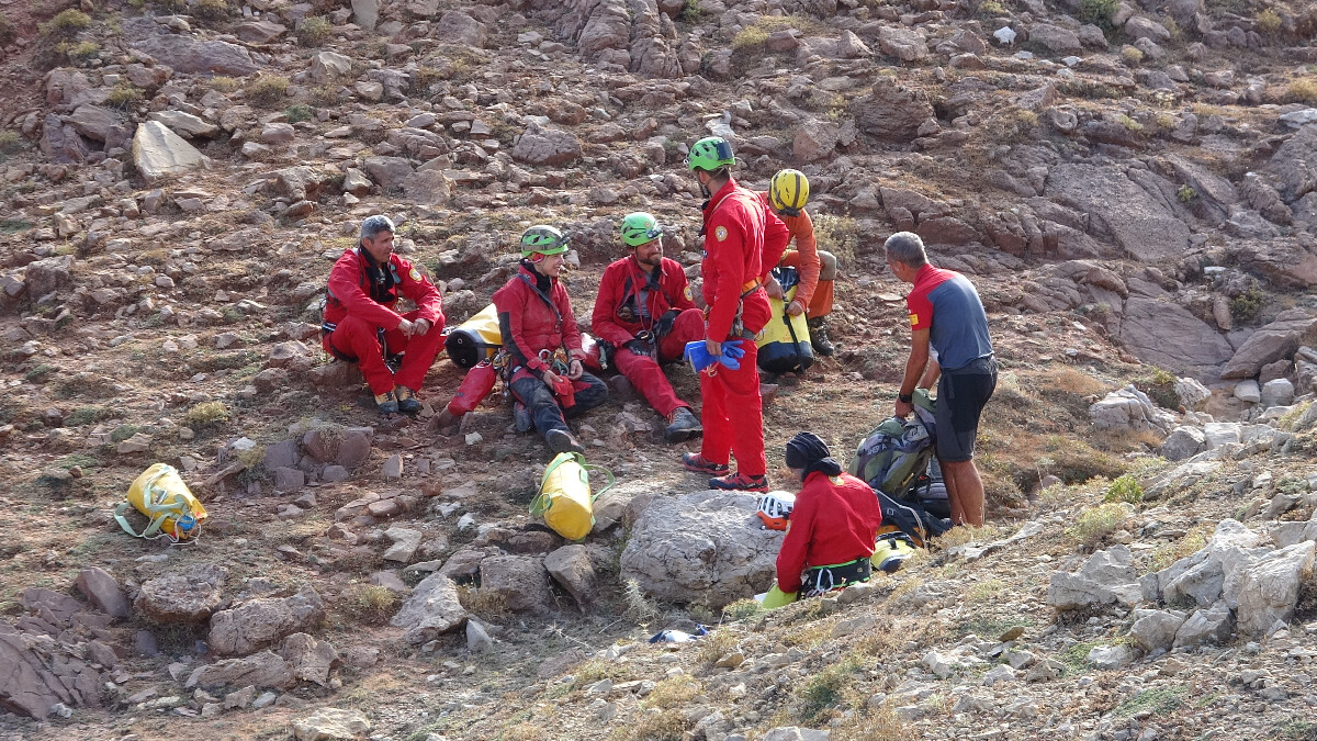 Mersin’de mağarada rahatsızlanan ABD’li dağcıya Türk ekipler müdahale etti