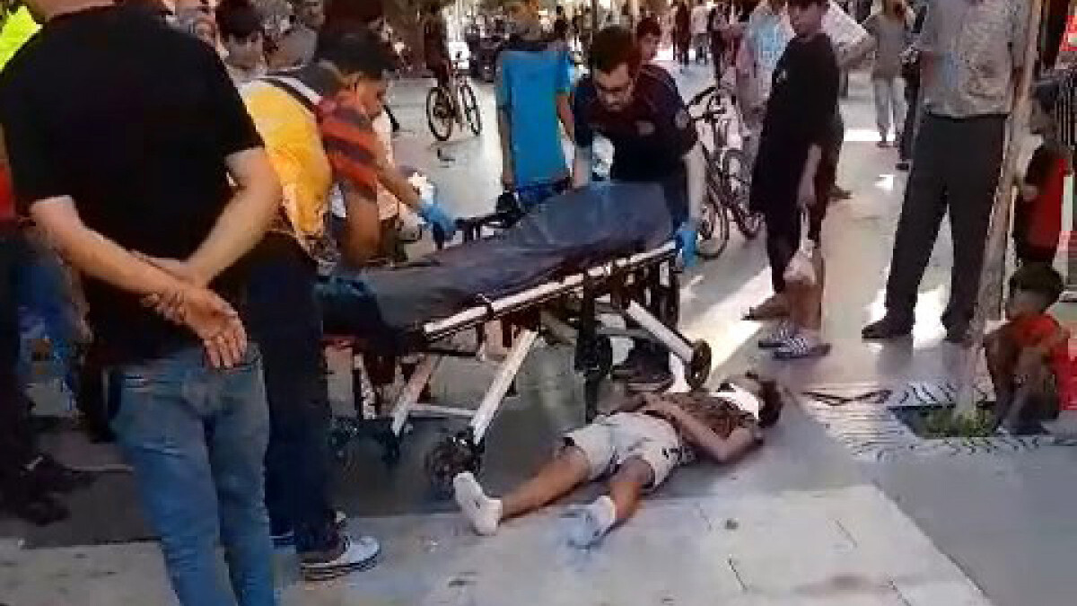 Mersin’deki trafiğe kapalı alanda kural ihlali: Motosikletli kurye genç yayaya çarptı