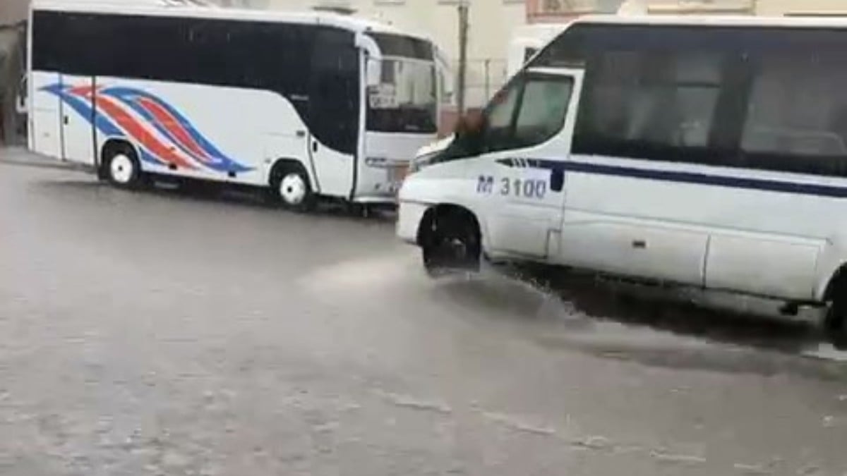 Meteoroloji uyarısıyla beklenen yağış başladı! Büyükçekmece’de yollar göle döndü…