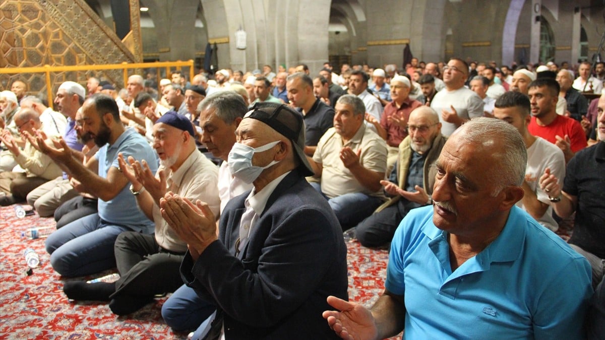 Mevlid Kandili yurt genelinde dualarla idrak edildi