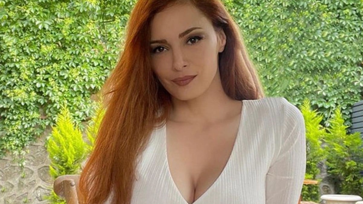 Mine Tugay cesur elbisesiyle fırtınalar estirdi! ‘Kırmızının en güzel hali’