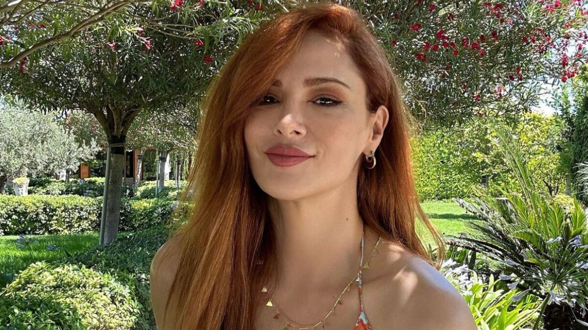 Mine Tugay köpeğiyle havuza uzandı, takipçilerinden yorum yağdı “Bazen köpek olmak istersin”