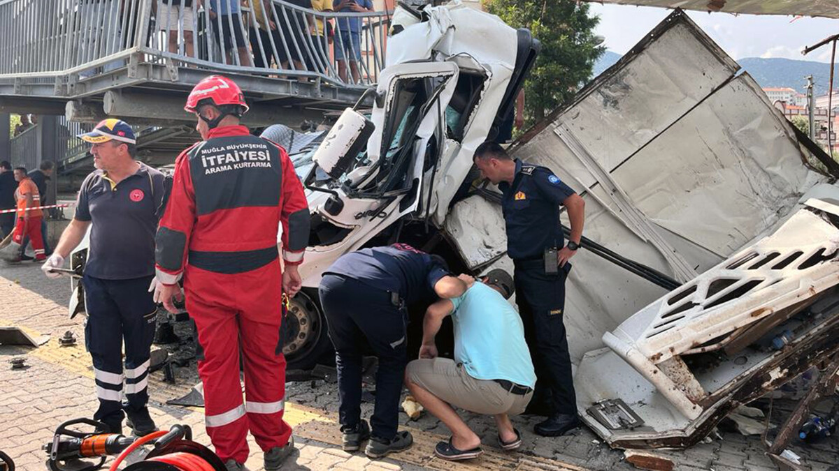 Muğla’da kazada araca sıkışarak hayatını kaybetti