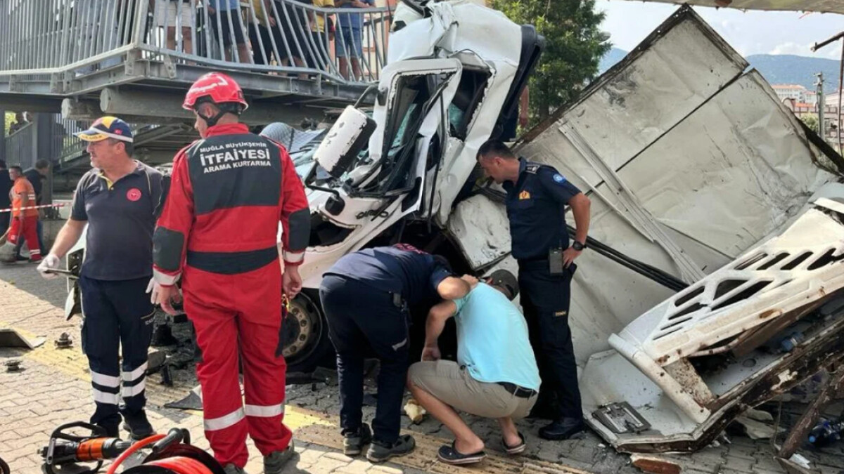 Muğla’da üst geçide çarpan tırın sürücüsü hayatını kaybetti