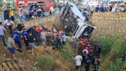 Muğla’da yağmur kazayı da getirdi! Midibüs kayganlaşan yolda devrildi: 23 yaralı