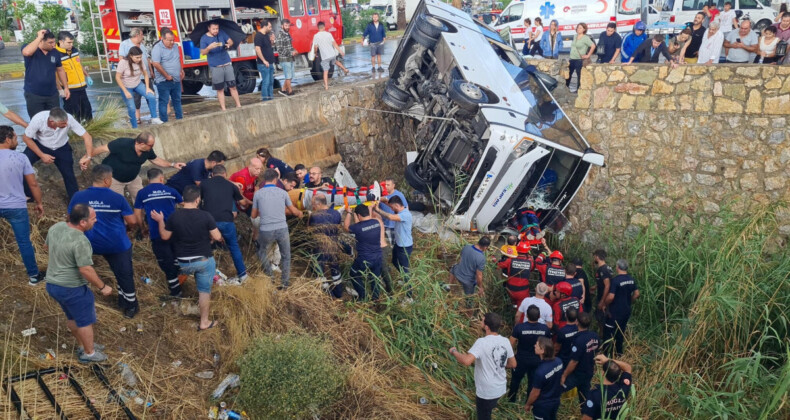 Muğla’da yağmur kazayı da getirdi! Midibüs kayganlaşan yolda devrildi: 23 yaralı