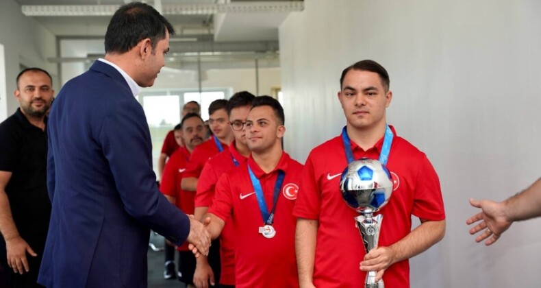 Murat Kurum, Down Sendromlu Özel Futsal Milli Takımı’nı ağırladı