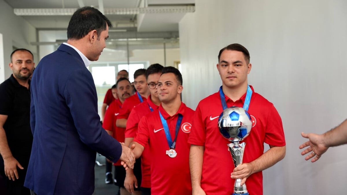 Murat Kurum, Down Sendromlu Özel Futsal Milli Takımı’nı ağırladı