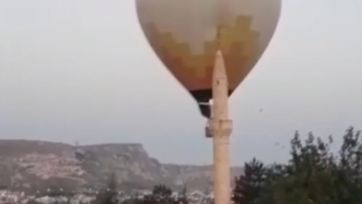 Nevşehir’de sıcak hava balonu cami minaresine çarptı:  Bizi görüyorlardır el sallayalım