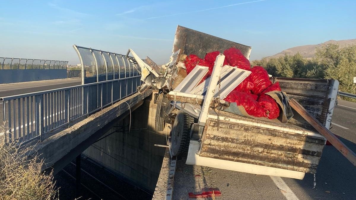 Niğde’de kontrolden çıkan kamyonet bariyerlere çarptı