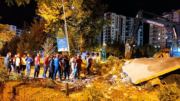 Niğde’de yangın merdiveni yürüyüş yoluna devrildi