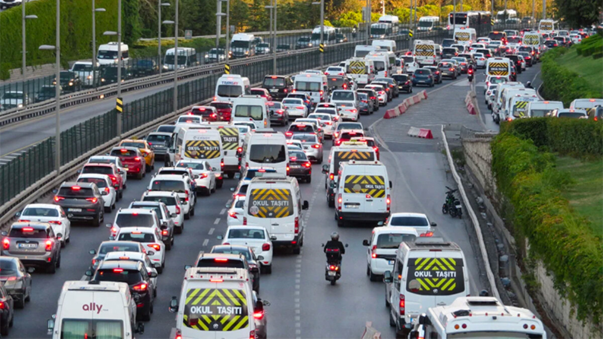 Okullar açıldı: İstanbul’da trafik çilesi başladı