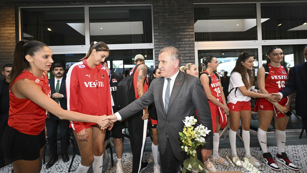 Osman Aşkın Bak’tan Filenin Sultanları’na moral ziyareti