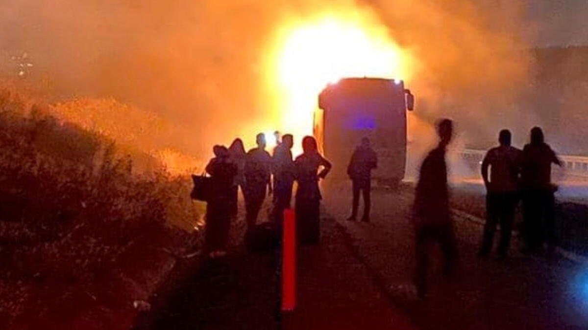 Osmaniye’de seyir halindeki yolcu otobüsü alev topuna döndü