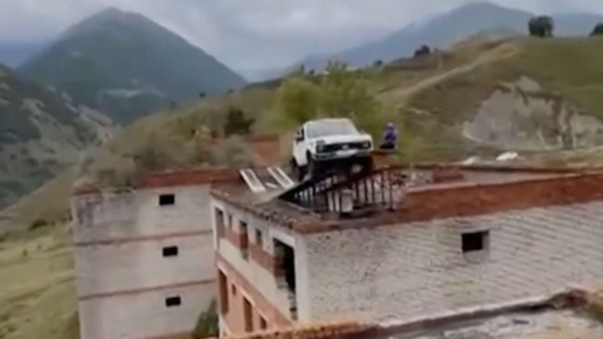 Rusya’da bir binadan diğerine geçmeye çalıştı! Canını kıl payı kurtardı