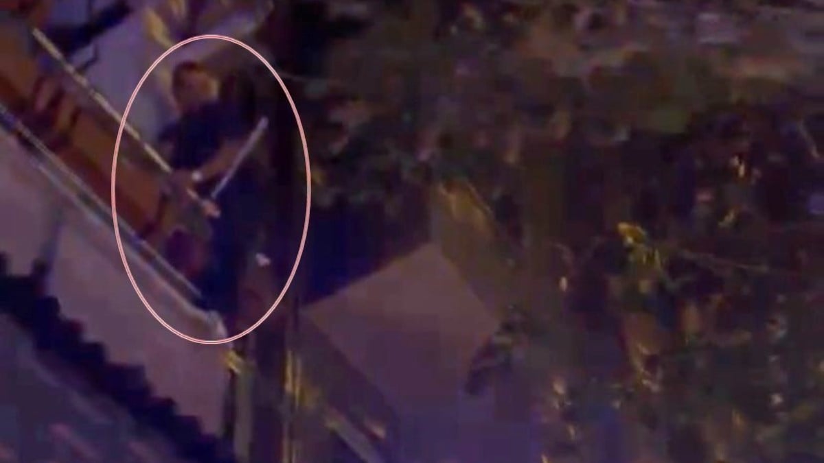 Sakarya’da balkondan evine girmek isteyen kişi demire sıkıştı