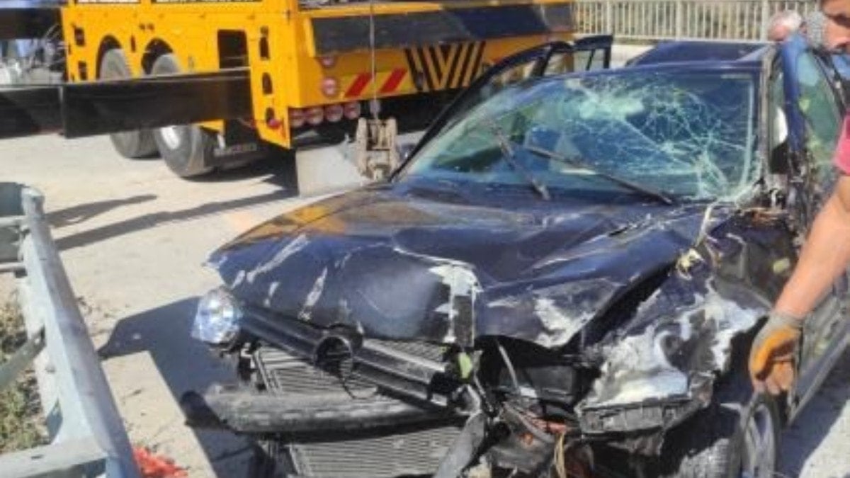 Sakarya’da korkunç kaza: Kontrolden çıkan otomobil dere yatağına düştü