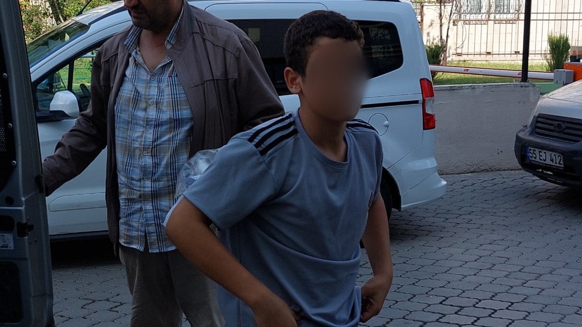 Samsun’da 15 yaşındaki çocuktan yan baktın kavgası! Parkta bir kişiyi bıçakladı