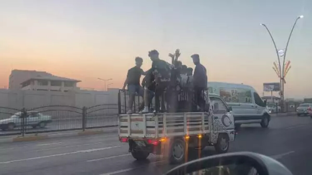 Şanlıurfa’da kamyon kasasında asker uğurlayan grubun tehlikeli anları