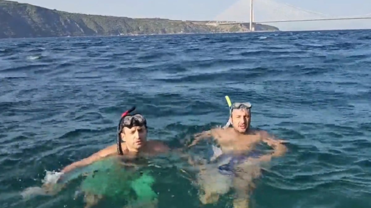 Selçuk Bayraktar, İstanbul Boğazı’nı yüzerek geçti