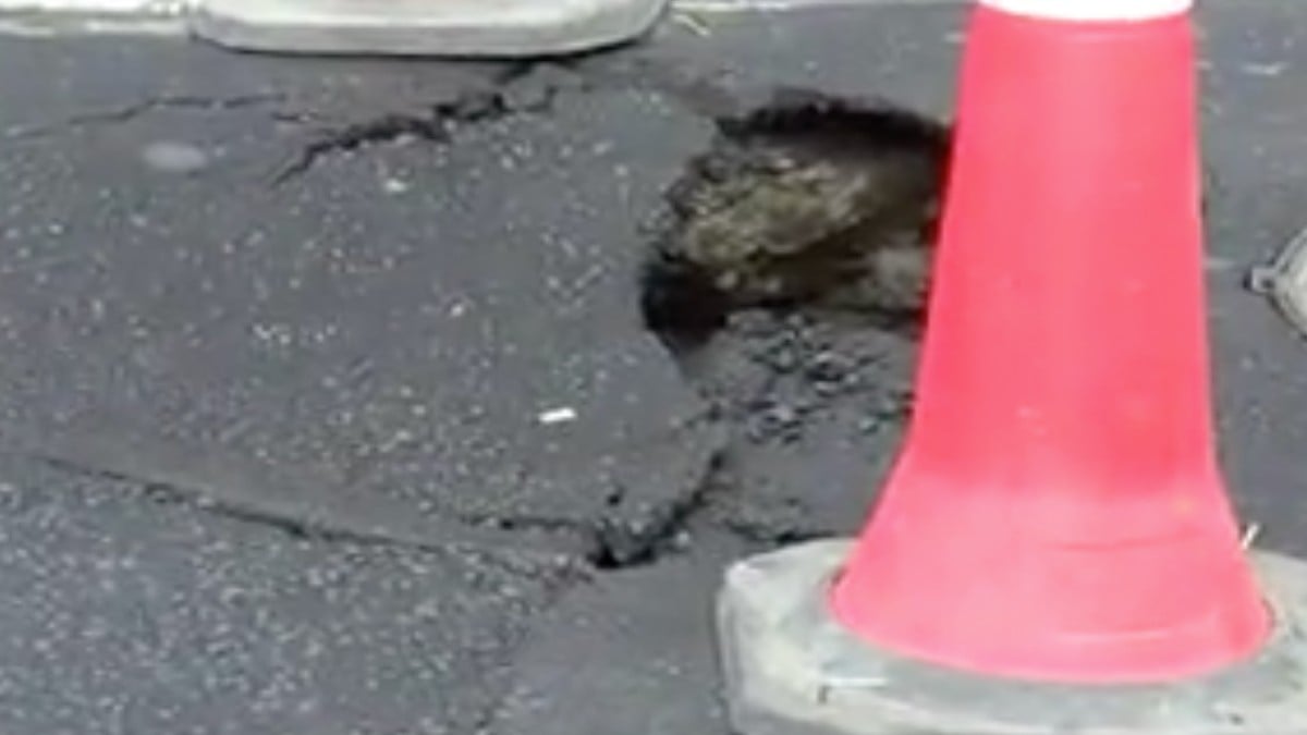 Şişli’de sağanak sonucu yol çöktü