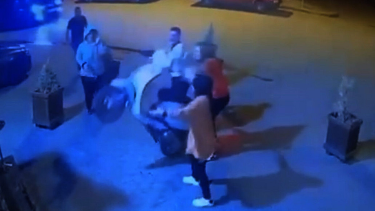 Sivas’ta sürücü motosikletini park ederken gaza bastı: Şahlanan araç güçlükle durduruldu