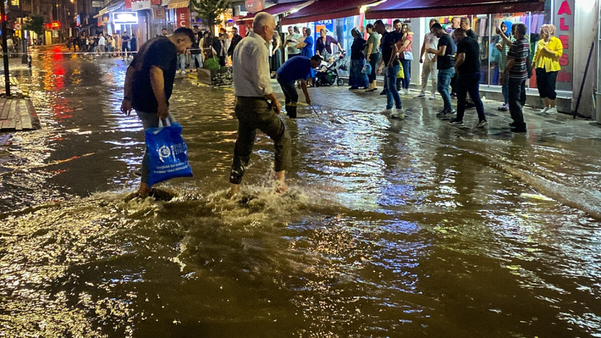 Sonbahar yağmurları başladı! Uşak’ta cadde ve sokaklar göle döndü