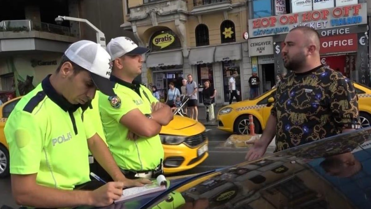 Taksim’de abartı egzozdan ceza yiyen sürücü polisi çileden çıkarttı