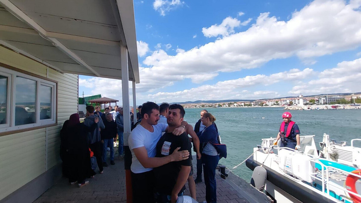 Tekirdağ açıklarında şişme botla sürüklenen 4 kişi bulundu