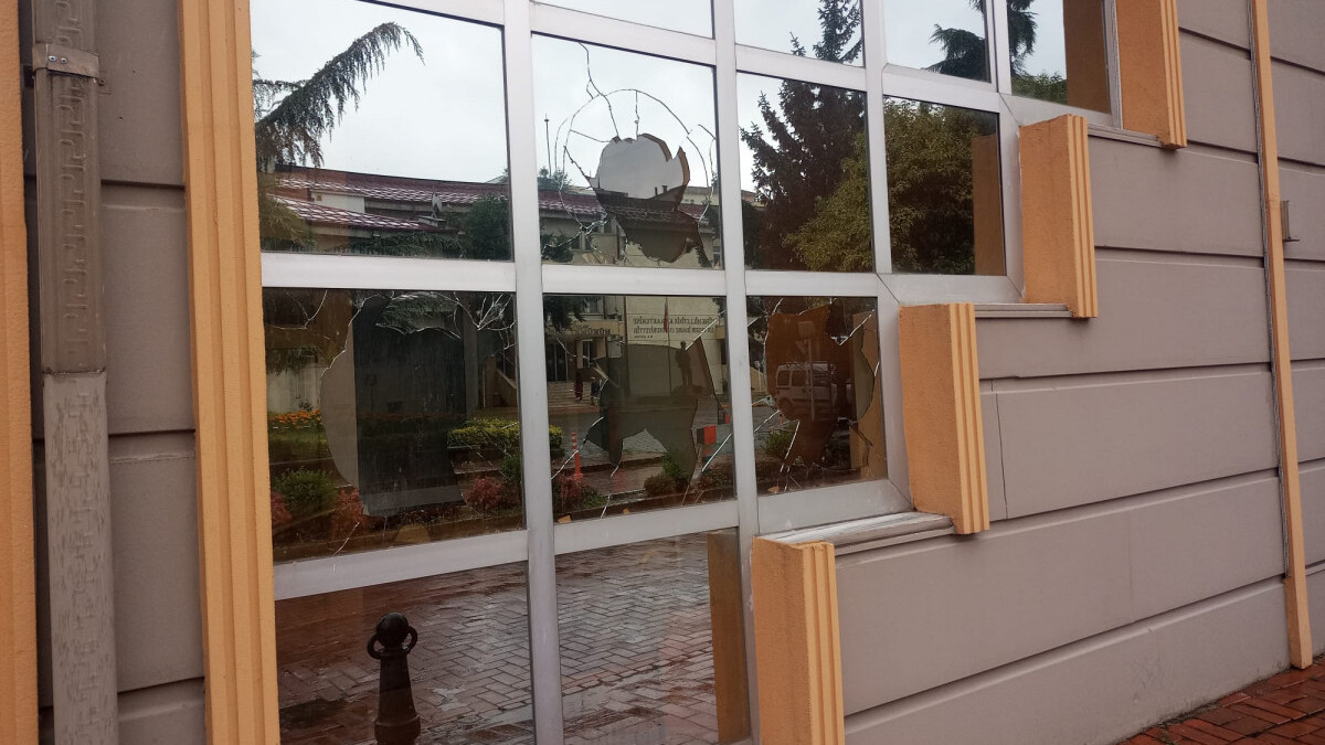 Trabzon’da köpeğinin ölümünden belediyeyi sorumlu tuttu: Camları yere indirdi