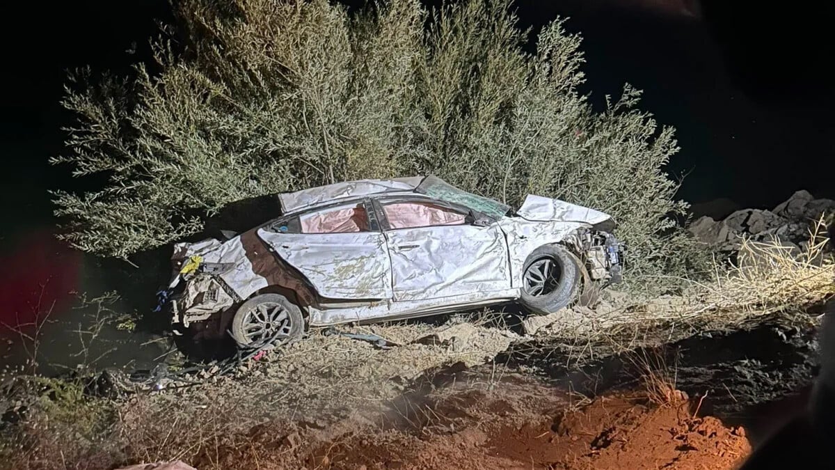 Tunceli’de 25 metreden düşen otomobil ağaca takıldı: 1’i ağır 3 yaralı