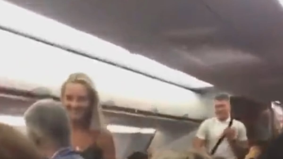 Uçağın tuvaletinde cinsel ilişkiye girmişlerdi! Diğer yolcuların tepkisi ortaya çıktı! İşte o ilginç anlar