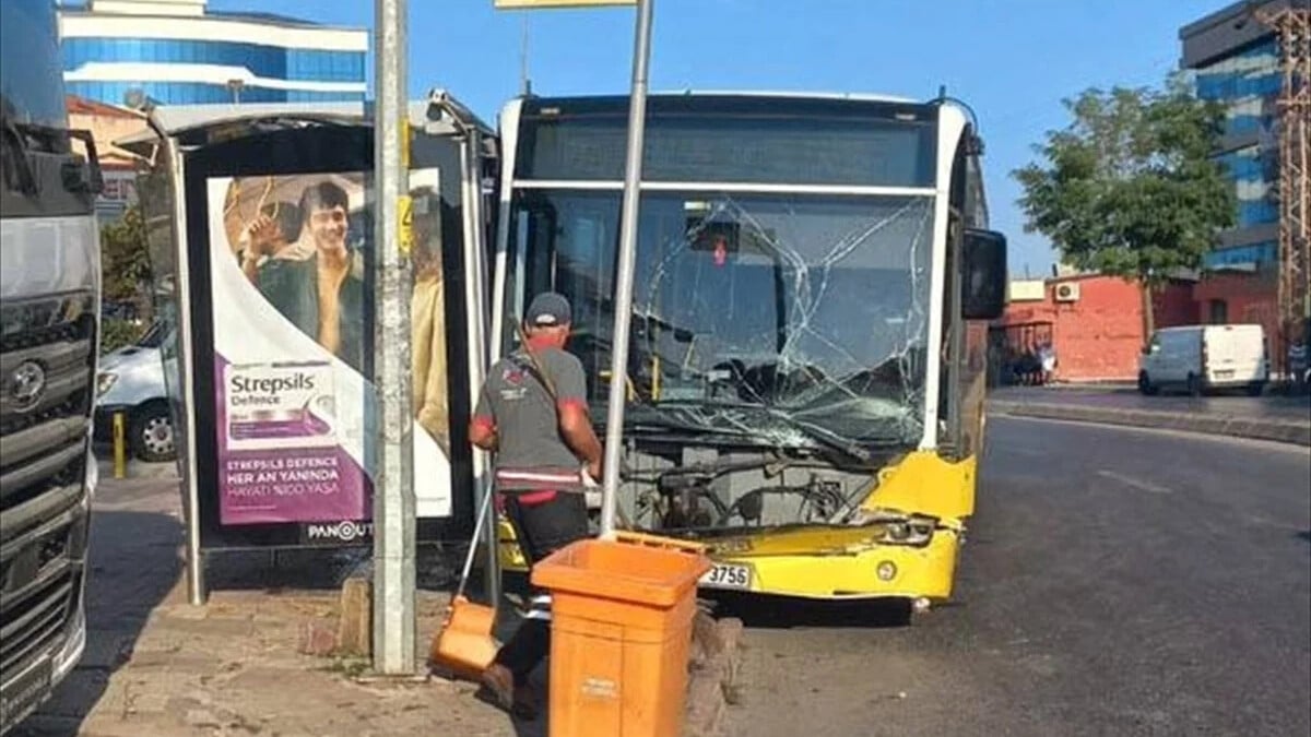 Ümraniye’de durağa çarpan İETT otobüsünde maddi hasar oluştu