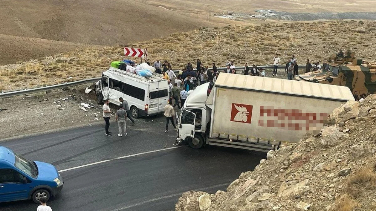 Van’da yolcu minibüsü ile kamyon çarpıştı: 1 ölü 11 yaralı