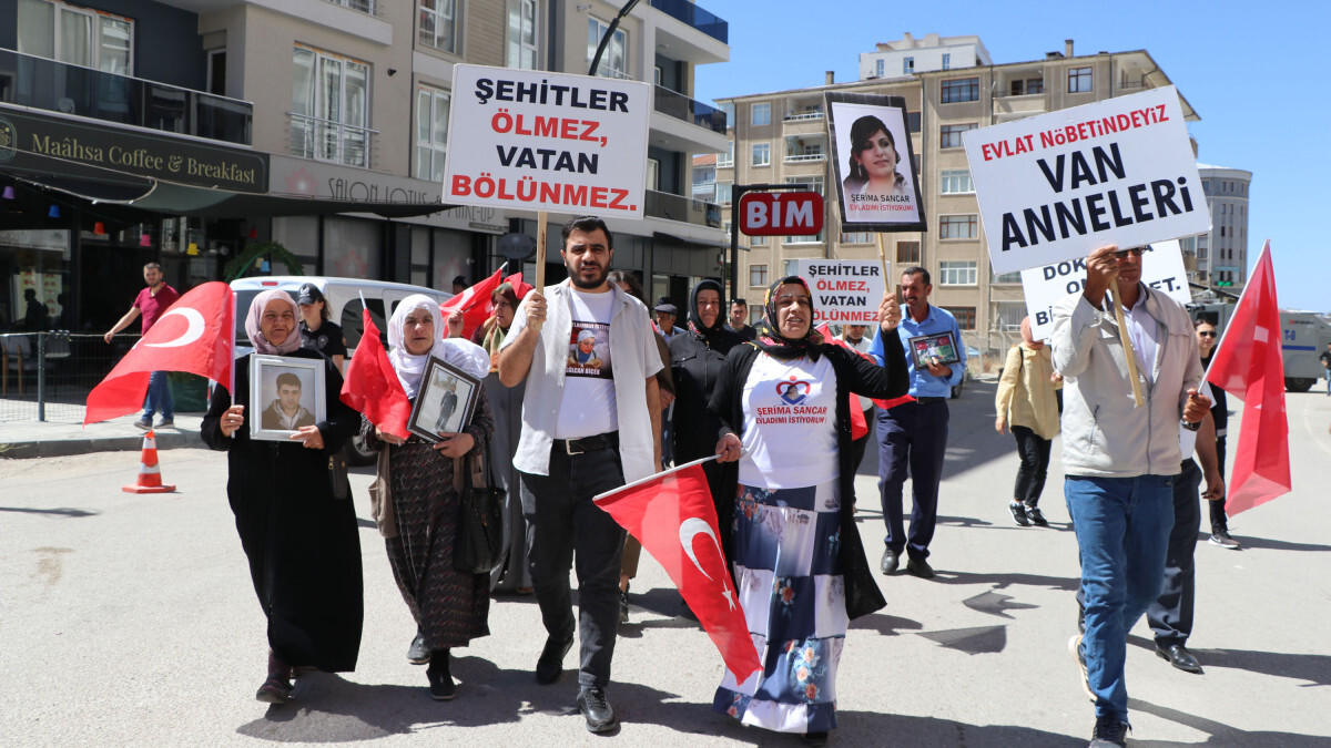 Vanlı aileler evlat nöbetinde! ‘Evladımı söke söke onlardan alacağım’