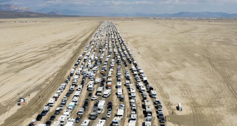 Yağmurla felakete dönüşen Burning Man festival alanında çıkışlar başladı