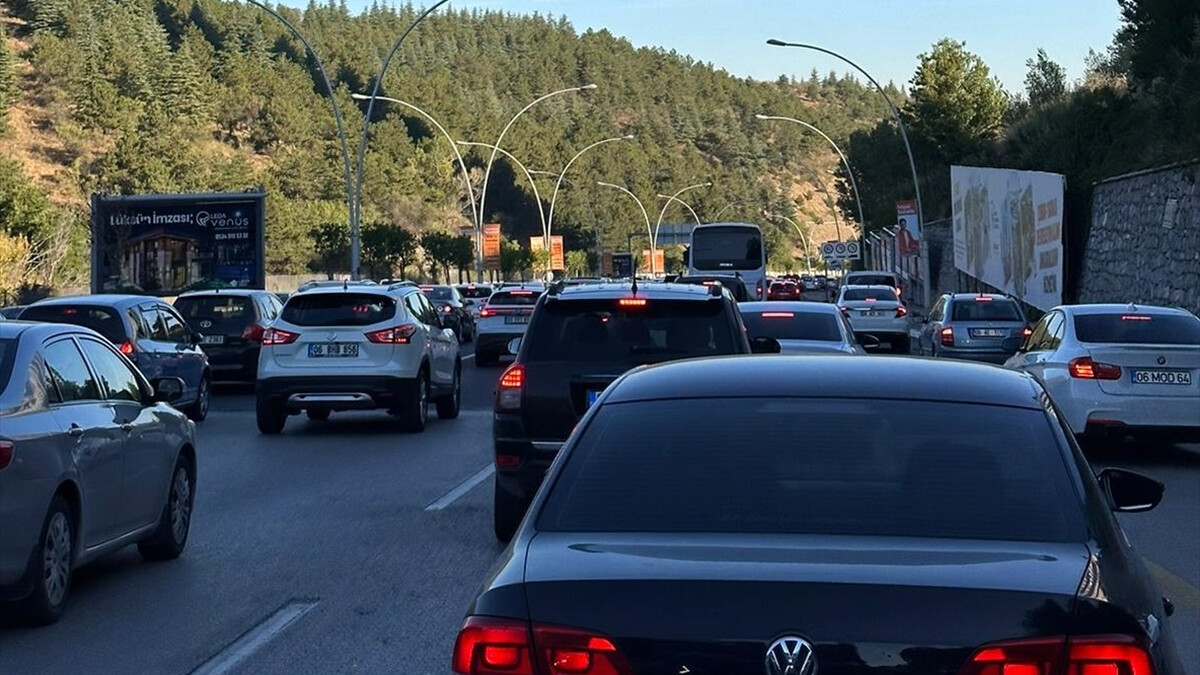 Yeni eğitim öğretim yılının ilk gününde Ankara’da trafik oluştu