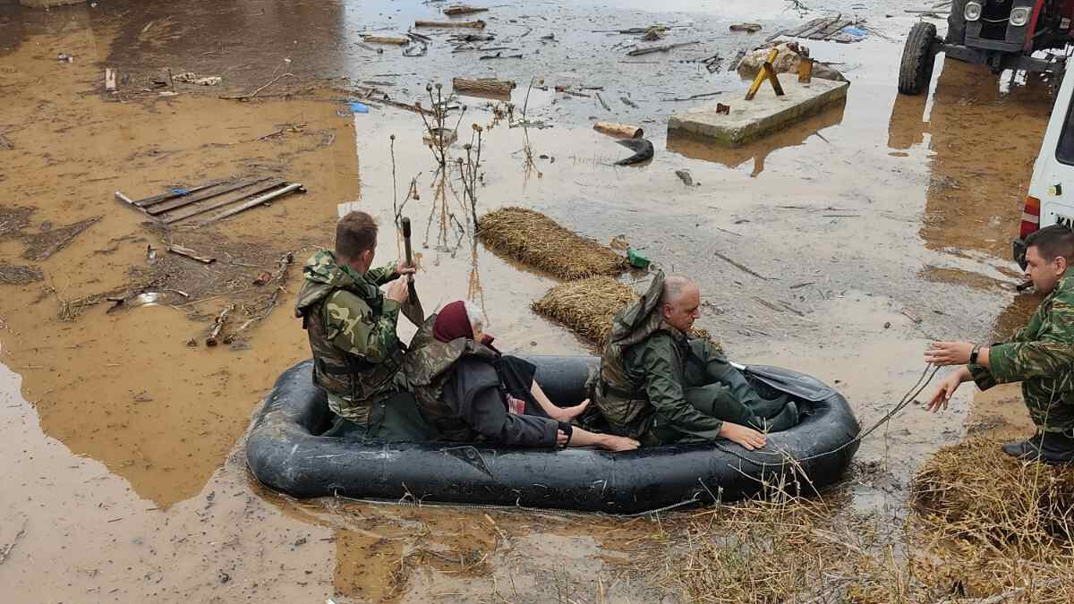 Yunanistan’da sel felaketi: Yunan askeri sahaya çıktı