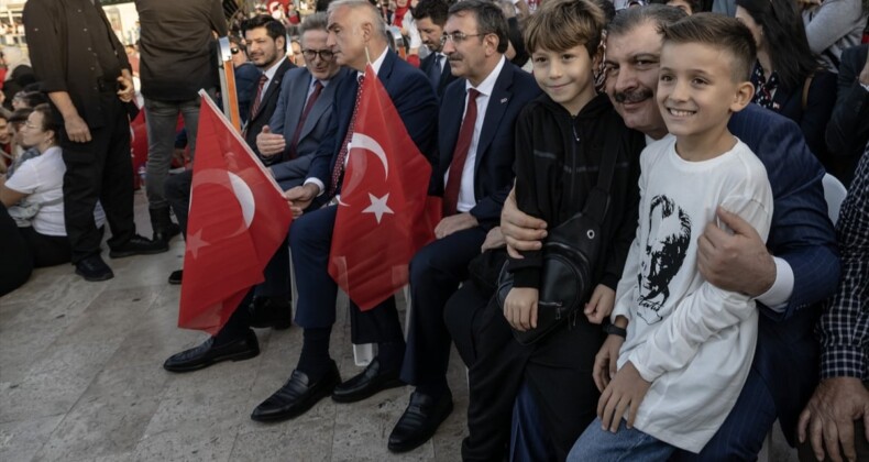 29 Ekim kutlamalarına katılan Fahrettin Koca yoğun ilgi gördü