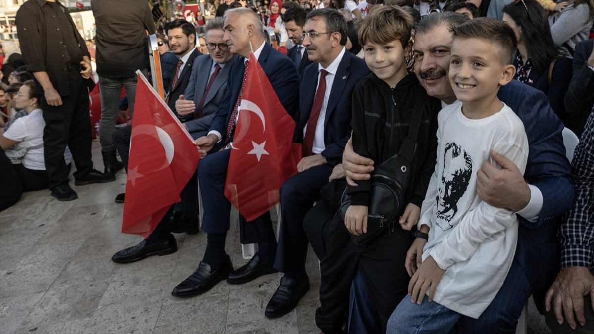 29 Ekim kutlamalarına katılan Fahrettin Koca yoğun ilgi gördü