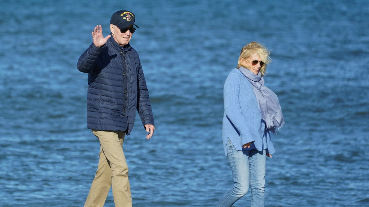 ABD Başkanı Biden, eşiyle plajda yürüdü