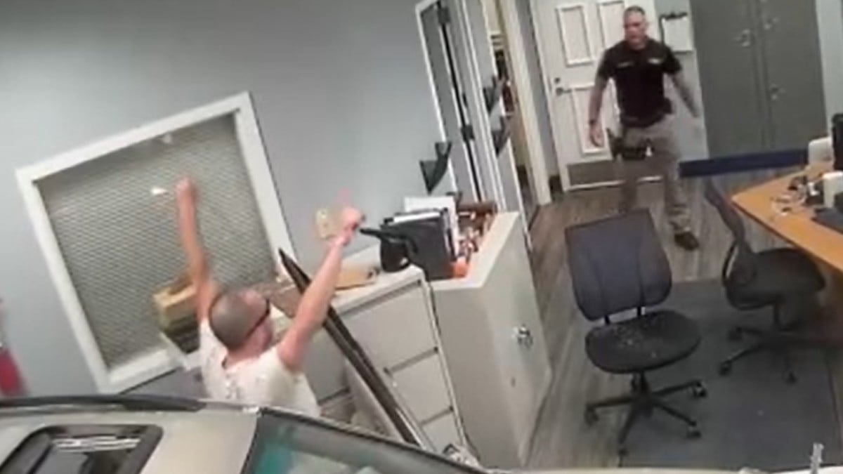 ABD’de aracıyla polis karakoluna dalan adam kamerada