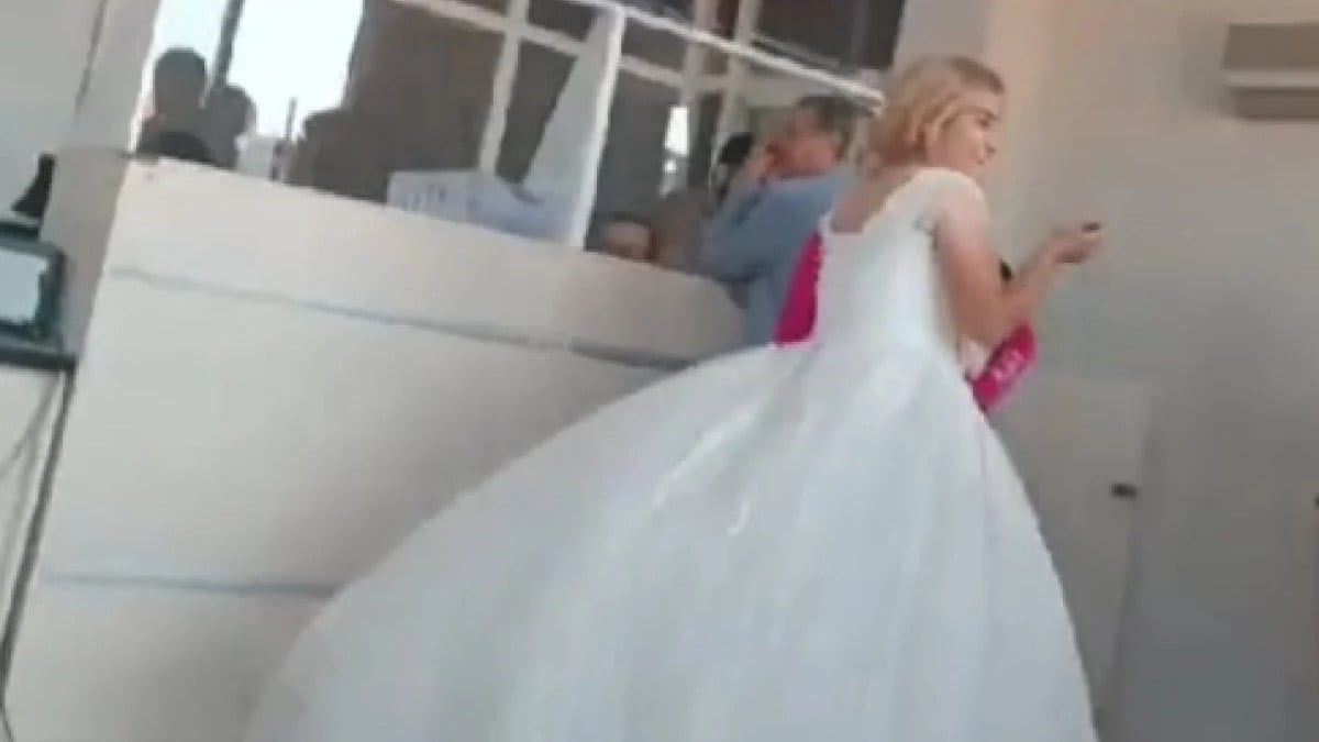 Adana’da ağabeyinin otomobilinin satışı için gelinliğiyle notere gitti